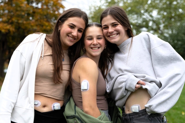 Omnipod Podders Krueger sisters standing together for a photo